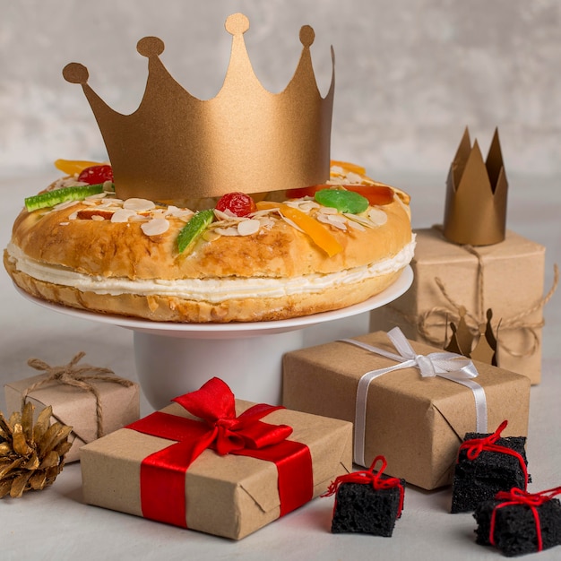 Feliz epifanía sabrosa tarta y regalos