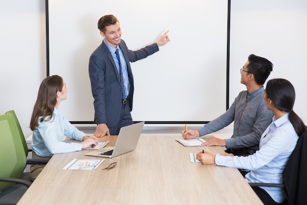 Feliz equipo de consultores entrenador de negocios en la sala de juntas