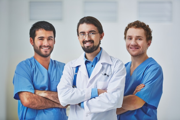 Feliz equipo médico en el hospital