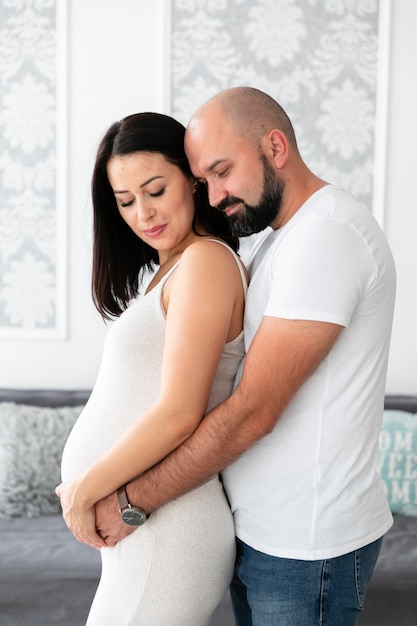 Feliz esposo sosteniendo a su esposa