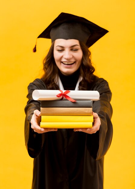 Feliz estudiante graduado con diploma