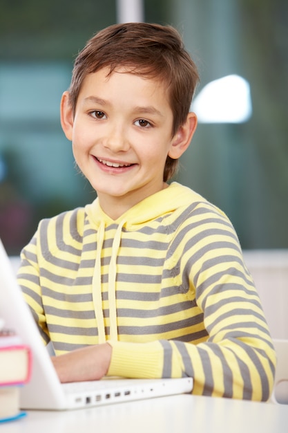 Foto gratuita feliz estudiante de primaria en clase