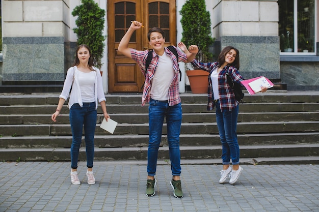 Feliz estudiantes posando en la calle