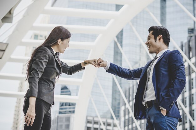 Feliz éxito de colega de negocios con los negocios.