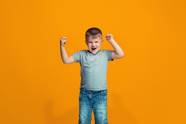 Feliz éxito muchacho adolescente celebrando ser un ganador. Imagen energética dinámica del modelo femenino.