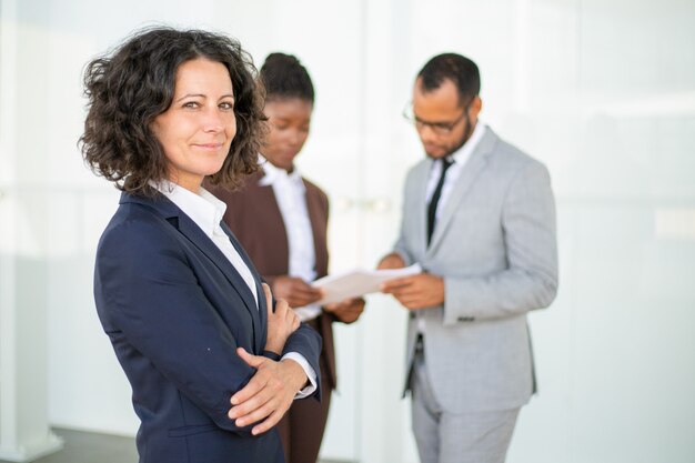 Feliz exitosa mujer de negocios posando