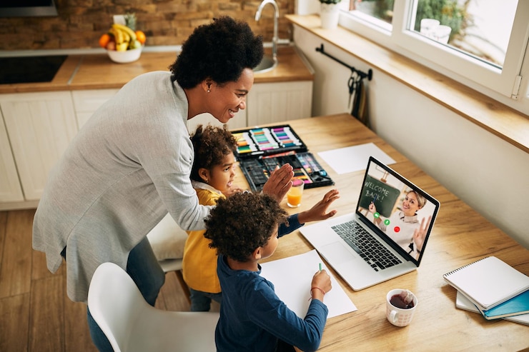 Foto gratuito feliz familia afroamericana saludando a un maestro durante una videollamada a través de una laptop