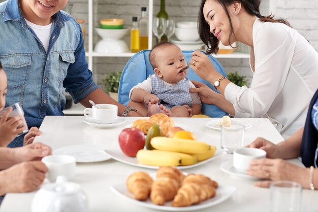 Feliz familia asiática en el desayuno