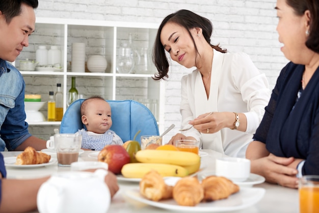 Feliz familia asiática en la mesa de la cena