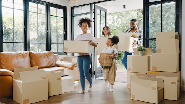 Feliz familia joven afroamericana compró casa nueva.