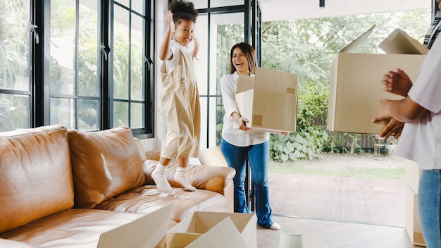 Feliz familia joven afroamericana compró casa nueva.