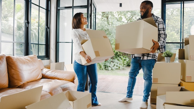 Feliz familia joven afroamericana compró casa nueva.