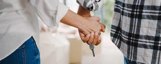 Feliz familia joven afroamericana compró casa nueva.