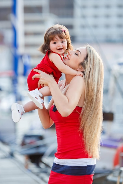 feliz familia de madre y lindo bebé al aire libre