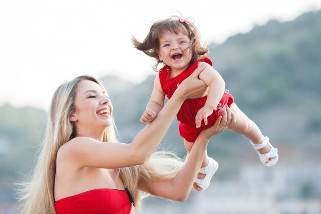 feliz familia de madre y lindo bebé al aire libre