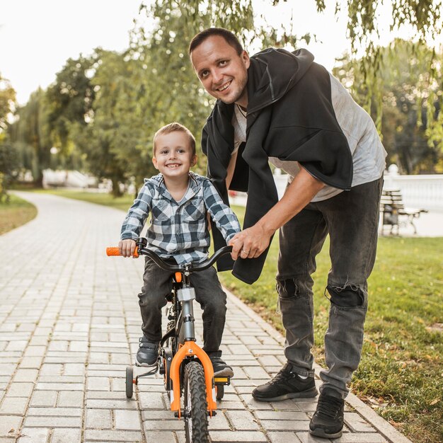 Feliz familia monoparental en bicicleta