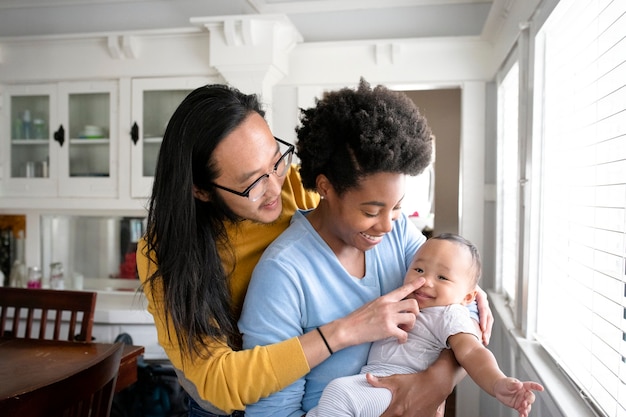 Feliz familia multicultural pasar tiempo juntos en la nueva normalidad