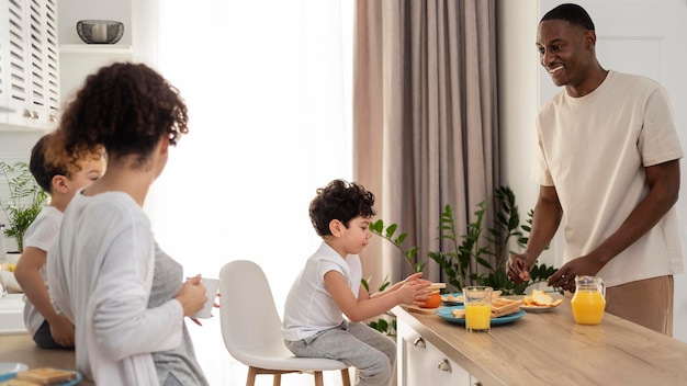 Feliz familia negra en la mesa de la cena