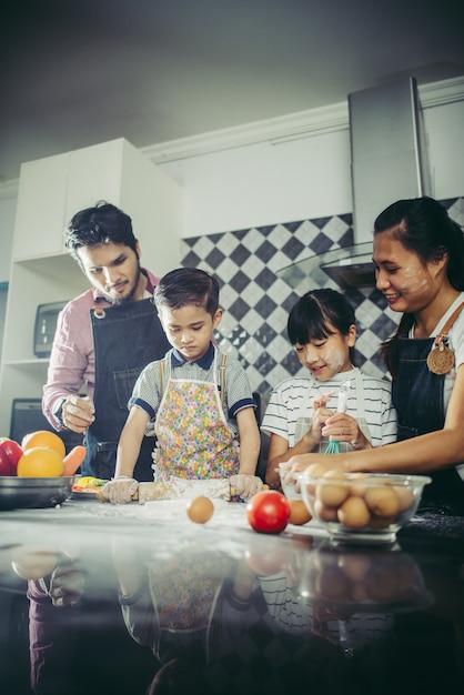 Feliz familia pasar un buen rato cocinando juntos en la cocina de casa. Concepto de familia