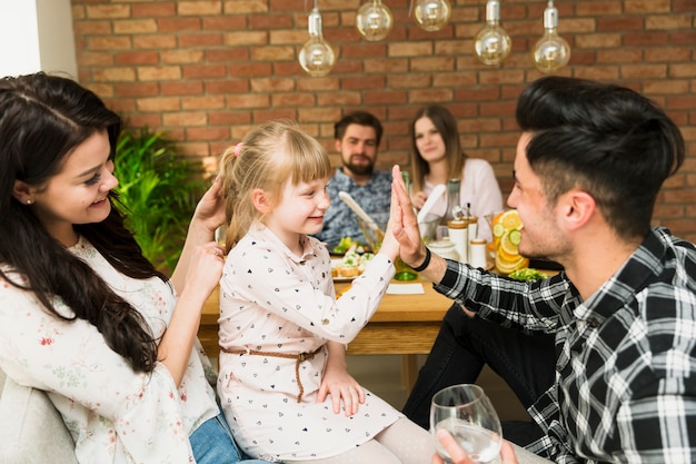 Foto gratuita feliz familia pasar tiempo juntos