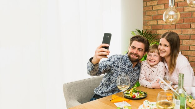 Feliz familia tomando selfie juntos