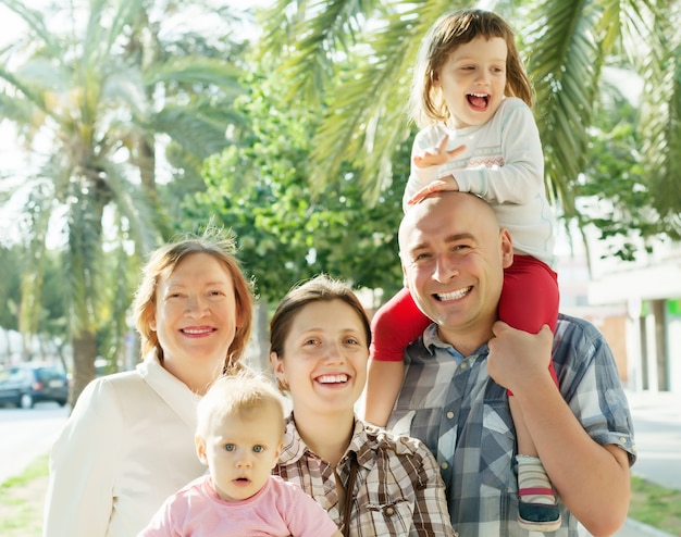 feliz familia de tres generaciones en verano