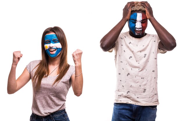 Feliz fanático del fútbol de Argentina celebra la victoria sobre el molesto fanático del fútbol de Francia con la cara pintada