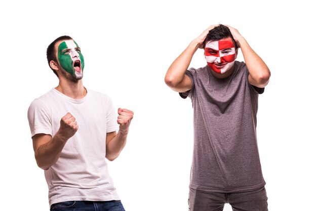 Feliz fanático del fútbol de Nigeria celebra la victoria sobre el molesto fanático del fútbol de Croacia con la cara pintada