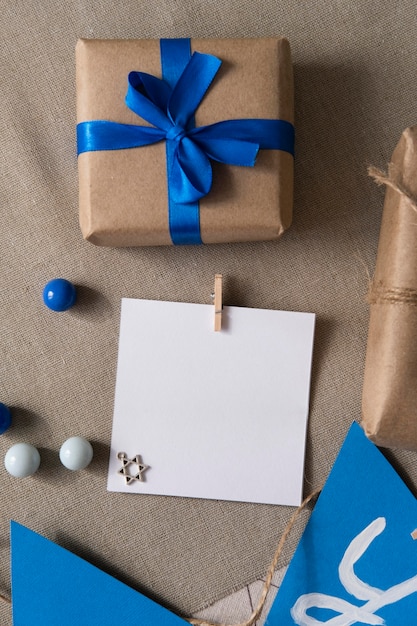 Feliz festival tradicional de hanukkah regalo con cinta azul