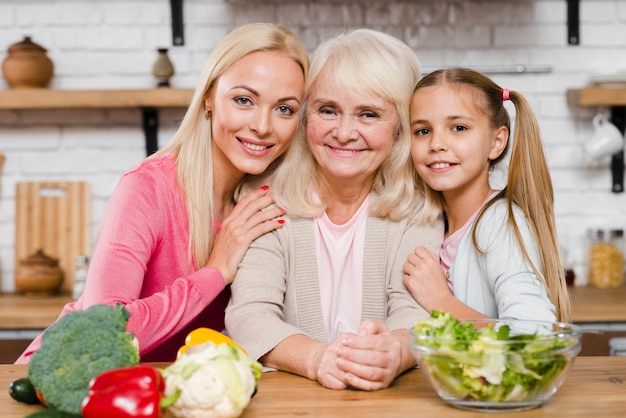 Feliz generación femenina rodeada de alimentos