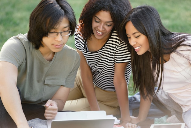 Feliz grupo de estudiantes multiétnicos estudiando