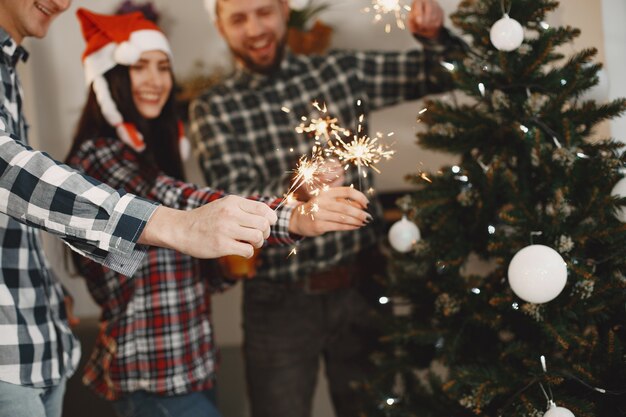 Feliz de grupo joven en fiesta.