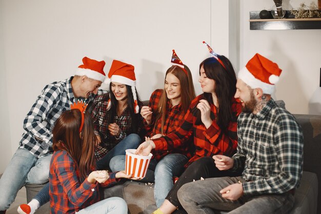 Feliz de grupo joven en fiesta.