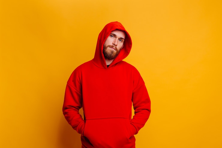 Foto gratuito feliz, guapo, brutal, barbudo, hombre con una cálida sudadera roja de invierno de moda.