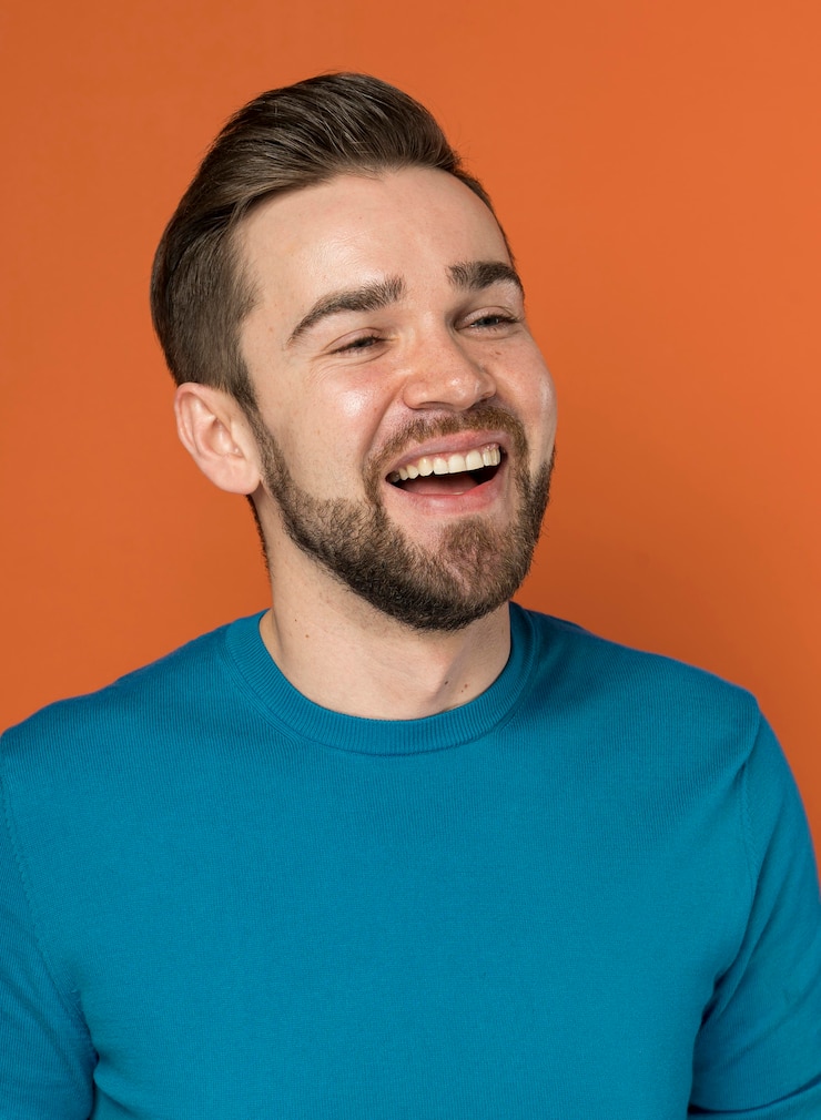 Foto gratuito feliz, guapo, hombre, posar