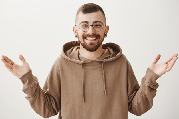 Feliz guapo en vasos sonriendo y riendo