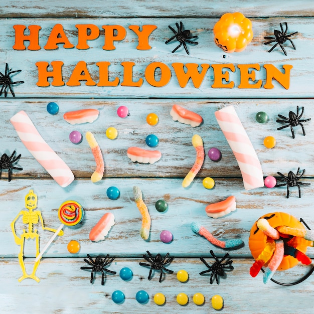 Foto gratuita feliz halloween subtítulo y gummies.