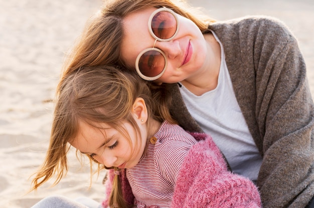 Foto gratuita feliz hermosa madre e hija