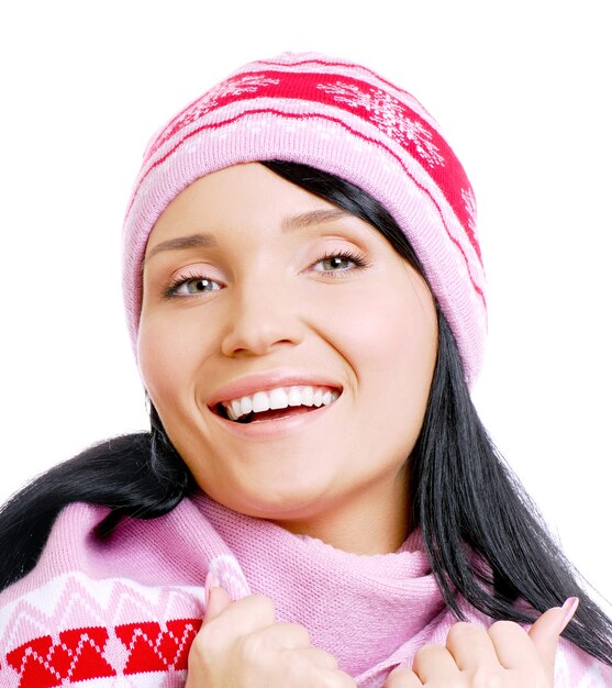 feliz hermosa mujer sonriente con sombrero de invierno