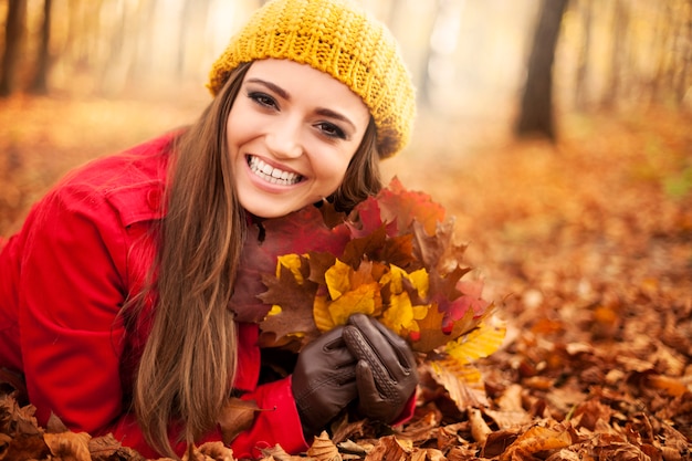 Feliz hermosa mujer en la temporada de otoño