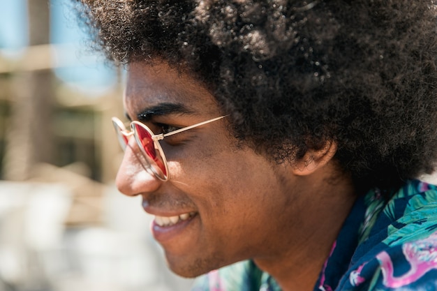 Feliz hombre afroamericano en gafas de sol