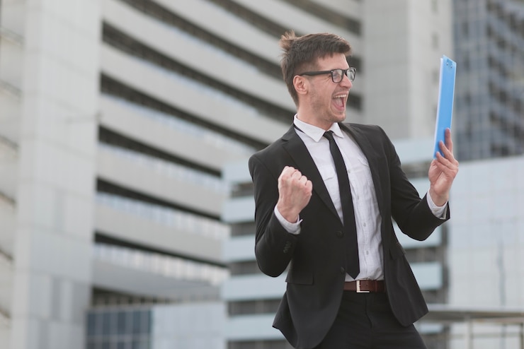Foto gratuito feliz hombre moderno con portapapeles