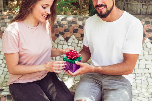 Feliz hombre y mujer con caja de regalo