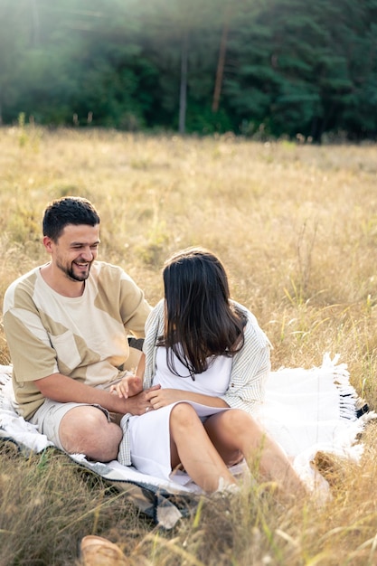 Foto gratuita feliz hombre y mujer casados en una cita relajándose en el campo