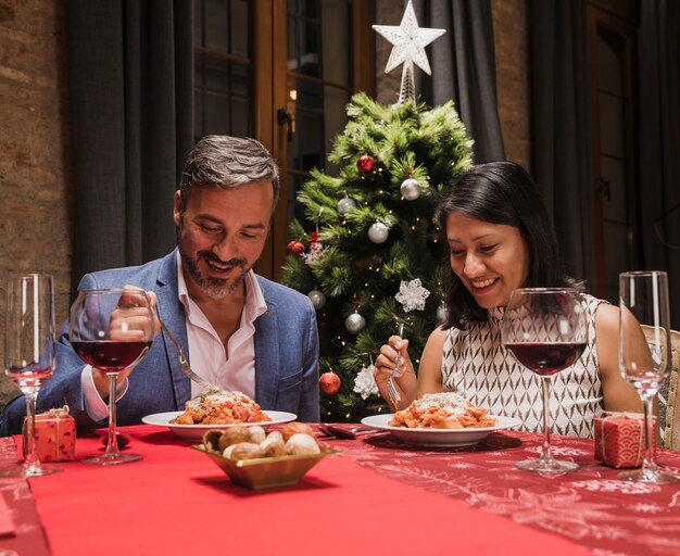 Feliz hombre y mujer celebrando la Navidad