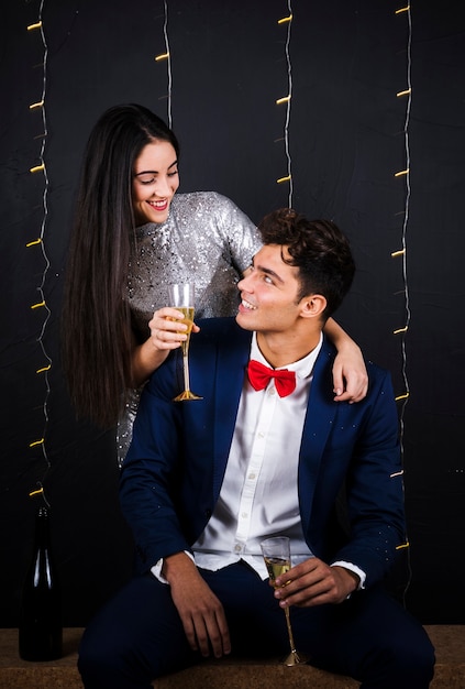 Feliz hombre y mujer con copas de champagne