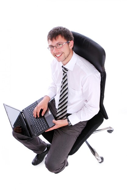 Feliz hombre de negocios en silla con laptop