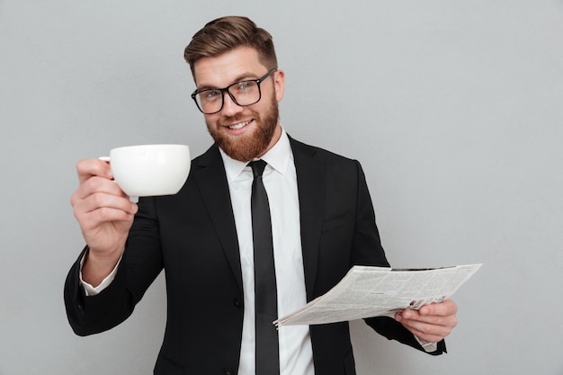 Feliz hombre de negocios sonriente en traje y anteojos