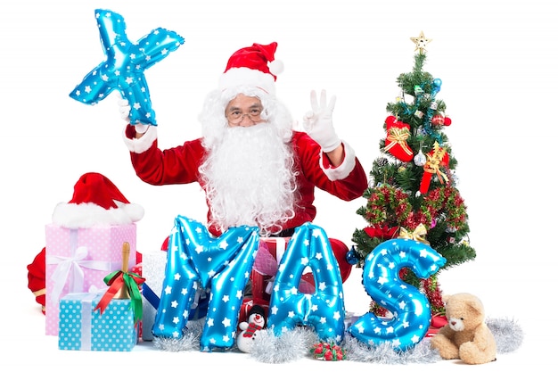 Feliz hombre de Santa Claus con caja de regalo alrededor y signo de Navidad clebreat carta aislado en blanco
