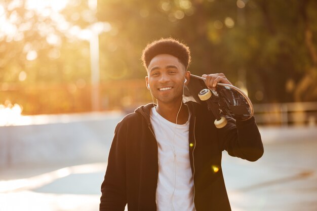 Feliz joven adolescente masculino con auriculares